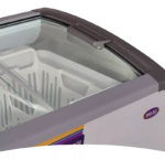 FREEZER EXHIBIDOR INELRO FIH-350 PI PLUS. 279 LT. COLOR BLANCO CON TAPA DE VIDRIO PLANO INCLINADO, 2 CANASTOS, CON RUEDAS DOBLES DE ALTA RESISTENCIA. - Imagen 3